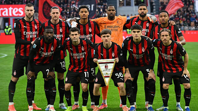 图集：梅西印度行首站活动场面混乱，球迷手持长棍、座椅被拆（图集：梅西印度行首站现场失序，球迷持长棍、座椅遭拆）