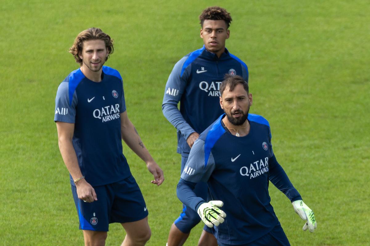 吉文：可能我有点老派，看不惯加纳乔走路歪着身子还挂条链子（吉文自认有点老派：不习惯加纳乔斜着身走还戴链子）