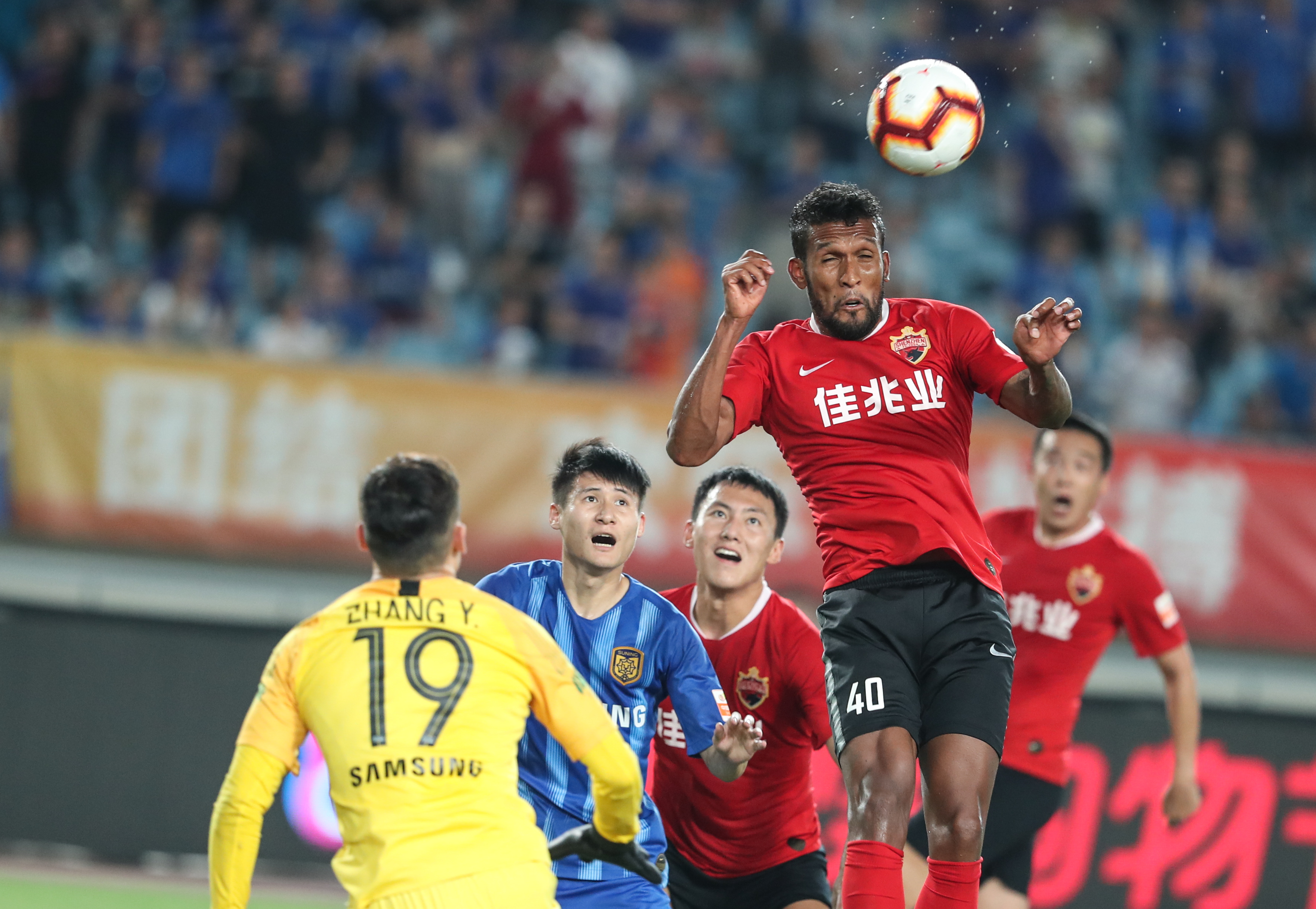 FC首尔官方：我们向球迷致歉，亚冠战绩低迷理应接受批评（FC首尔官方致歉：亚冠表现不佳，接受球迷批评）