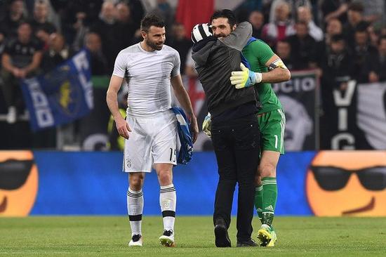 喀麦隆主帅：埃永有潜力为巴萨效力，他和埃托奥的类型不同（喀麦隆主教练：埃永具备为巴萨效力的潜质，与埃托奥风格不同）