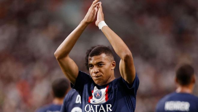 马克西54分加时救主！76人客场123-114击败雄鹿送其三连败（马克西轰下54分加时发威，76人客场123-114击退雄鹿，送对手三连败）