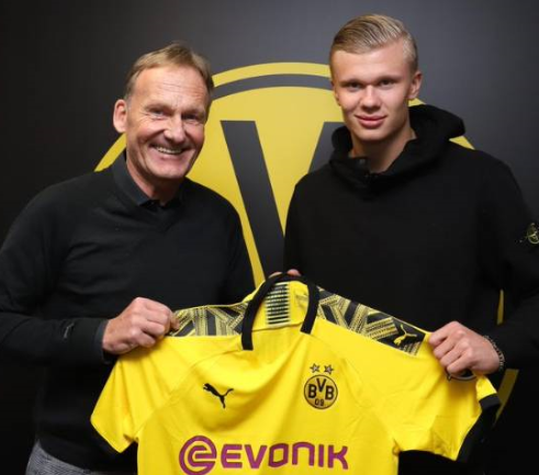 川普狂喜，乡下人乐队将在世界杯抽签仪式结束后表演《YMCA》（川普喜上眉梢：世界杯抽签落幕后，乡下人乐队将献唱《YMCA）