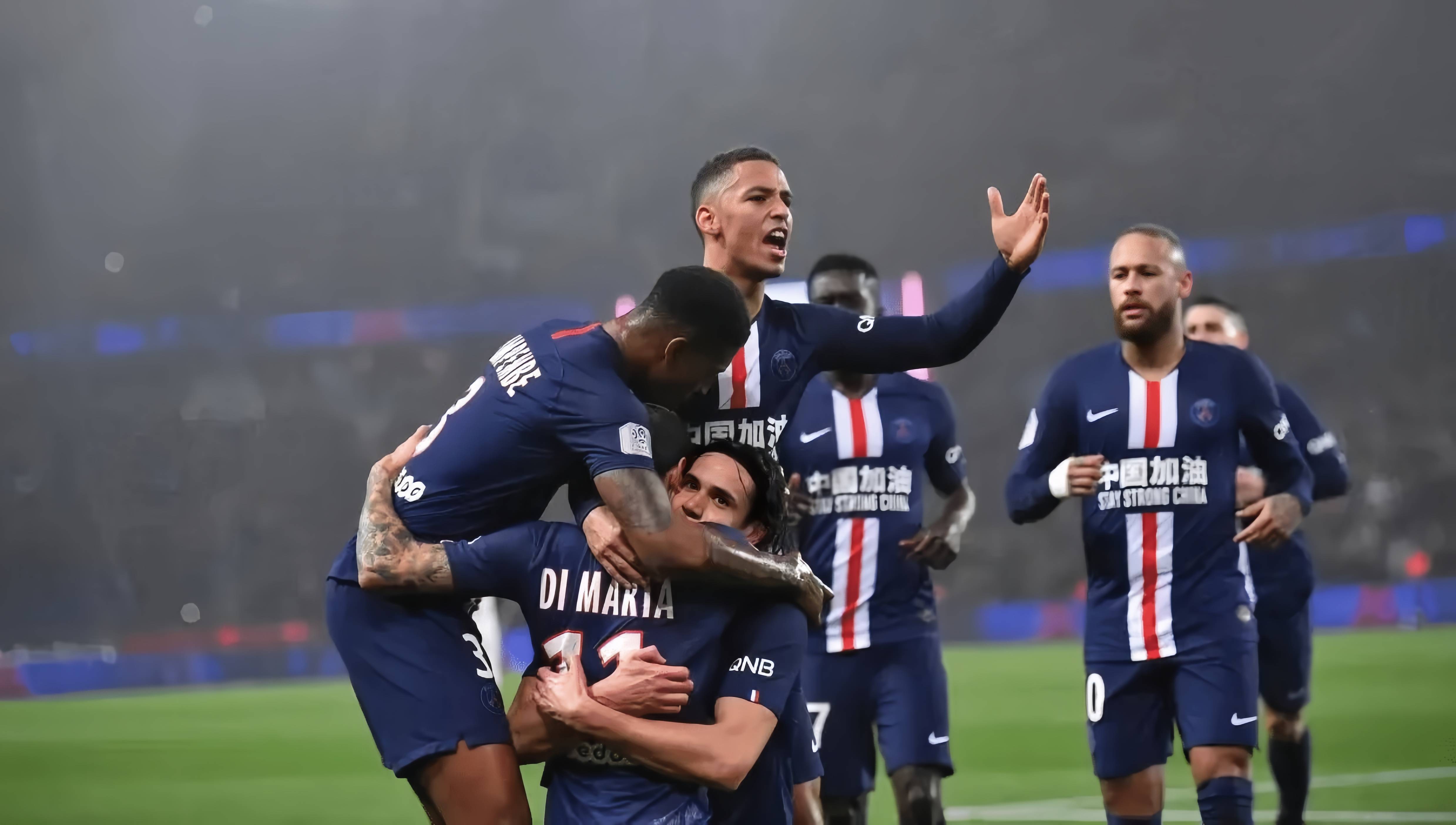 拿来吧你！柏林赫塔球员一把抢过对手教练给球员的战术小纸条（柏林赫塔球员当场抢走对手教练递给球员的战术纸条）